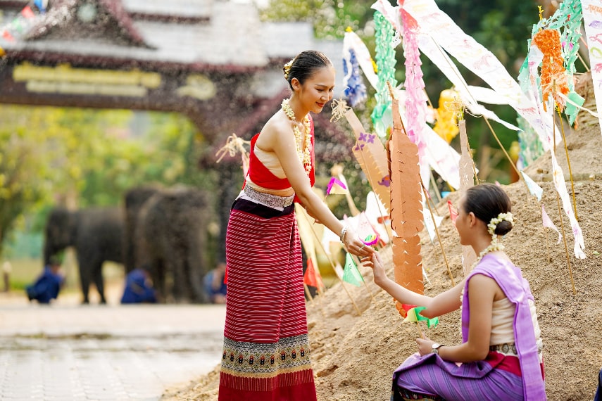 Wear Thailand traditional dress